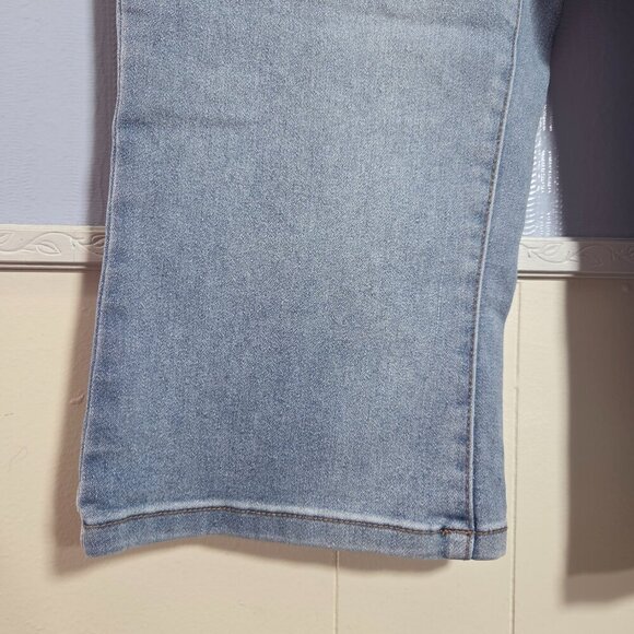 DG2 by Diane Gilman 14 Light Wash Denim Blue Slight Flare Summer Capri Pants - Picture 4 of 12